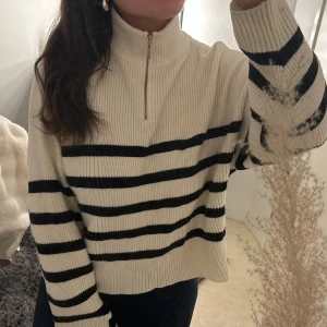 Tröja Mango  - Tröja från Mango, använd ett fåtal gånger och är i väldigt bra skick! 