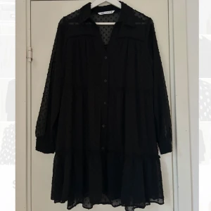 Svart prickig klänning från Zara - Supersnygg klänning från Zara i storlek S. Fina spets/mesh detaljer med prickar. Funkar till både vardags och fest!