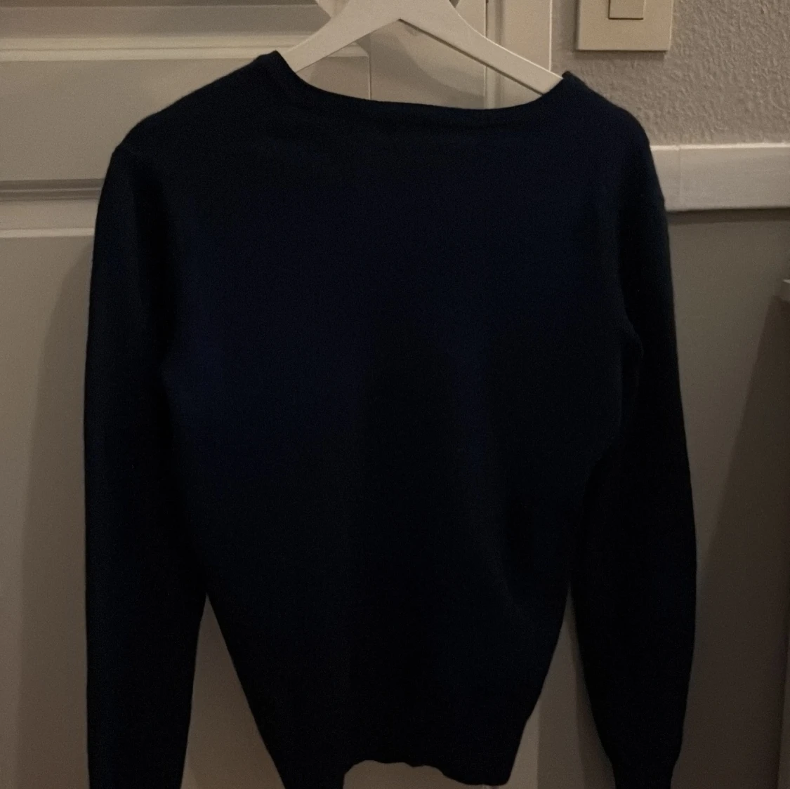 Marinblå v-ringad tröja J.Lindeberg - 2