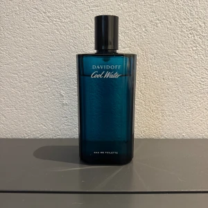 Davidoff Cool Water  - Davidoff cool water är en ren, fräsch och havsinspererad doft med noter av mint, lavendel och marin akvatisk. Klassisk, lättburen och perfekt för vardag. Finns som tester i 2 ml, 5 ml och 10 ml. 10kr för 2 ml, 20kr för 5 ml och 40kr för 10 ml