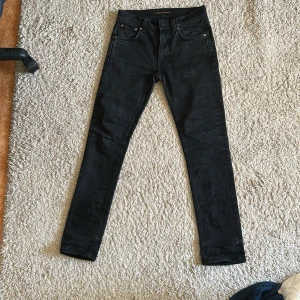 Svarta jeans från Nudie Jeans - Snygga svarta jeans från Nudie Jeans. Priset är inte hugget i sten och tveka inte på att höra av er vid frågor eller liknande.