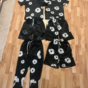 Denim tears  - Säljer 6 plagg denim tears för endast 599kr alla är helt nya! Fraktar samma dag man köper!