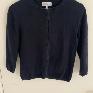 Mörkblå kofta - Esprit de corp - Mörkblå trekvartsärmad kofta med knappar från Esprit de corp