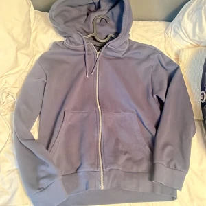 Mörkblå hoodie från 157 med dragkedja - Säljer en mörkblå hoodie från 157 i storlek XS. pris kan diskuteras 