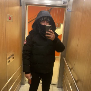 Canada goose Wyndham parka  - Säljer min vinter jacka nu med päls för en snabb peng hör av er vid vidare frågor 