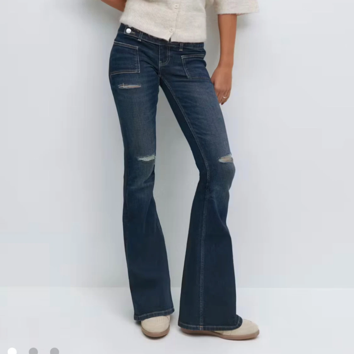 Low waist Mörkblå bootcut jeans med slitningar