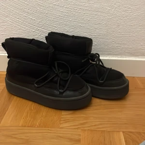 Liknade inukii skor - Säljer ett par svarta likande inukii skor