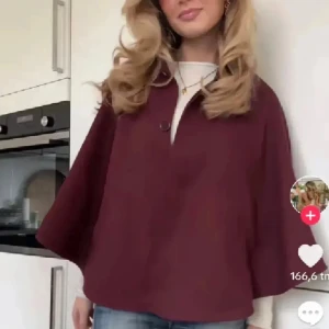 Vinröd poncho - Så fin vinröd poncho!!❤️