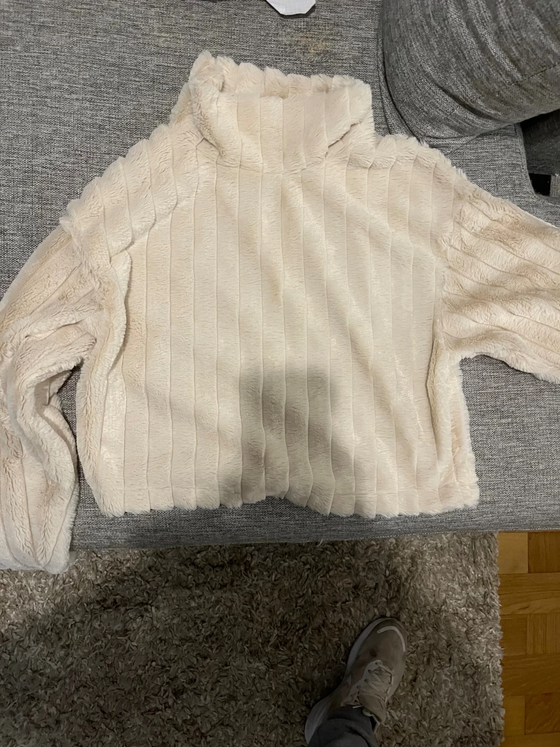 Beige fluffig polotröja från Bershka
