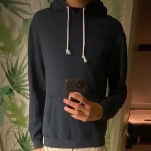 Pier One Hoodie - Mysig mörkblå hoodie från Pier One med vit snörning 