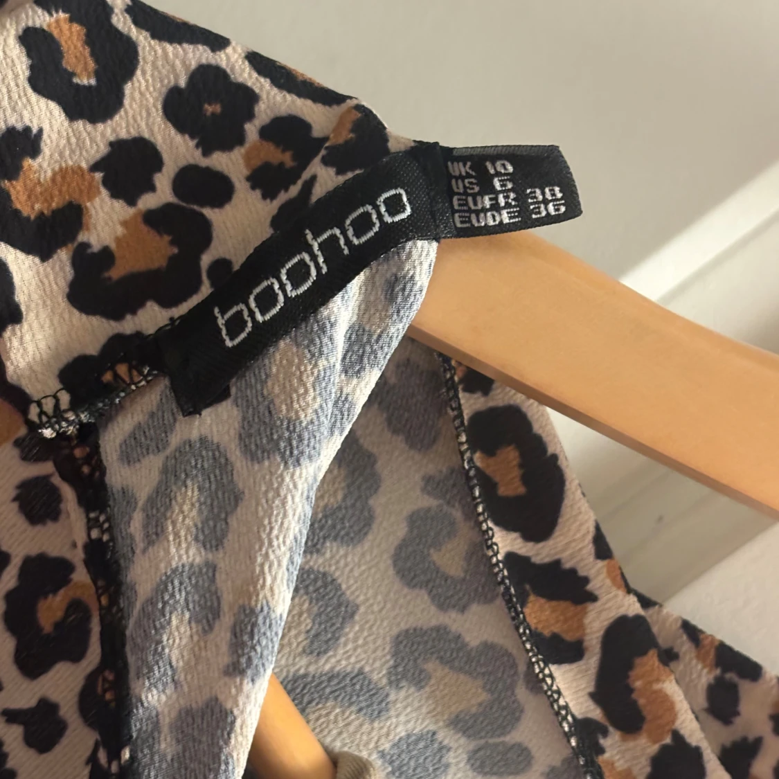 Leopardmönstrad blus från Boohoo - 3