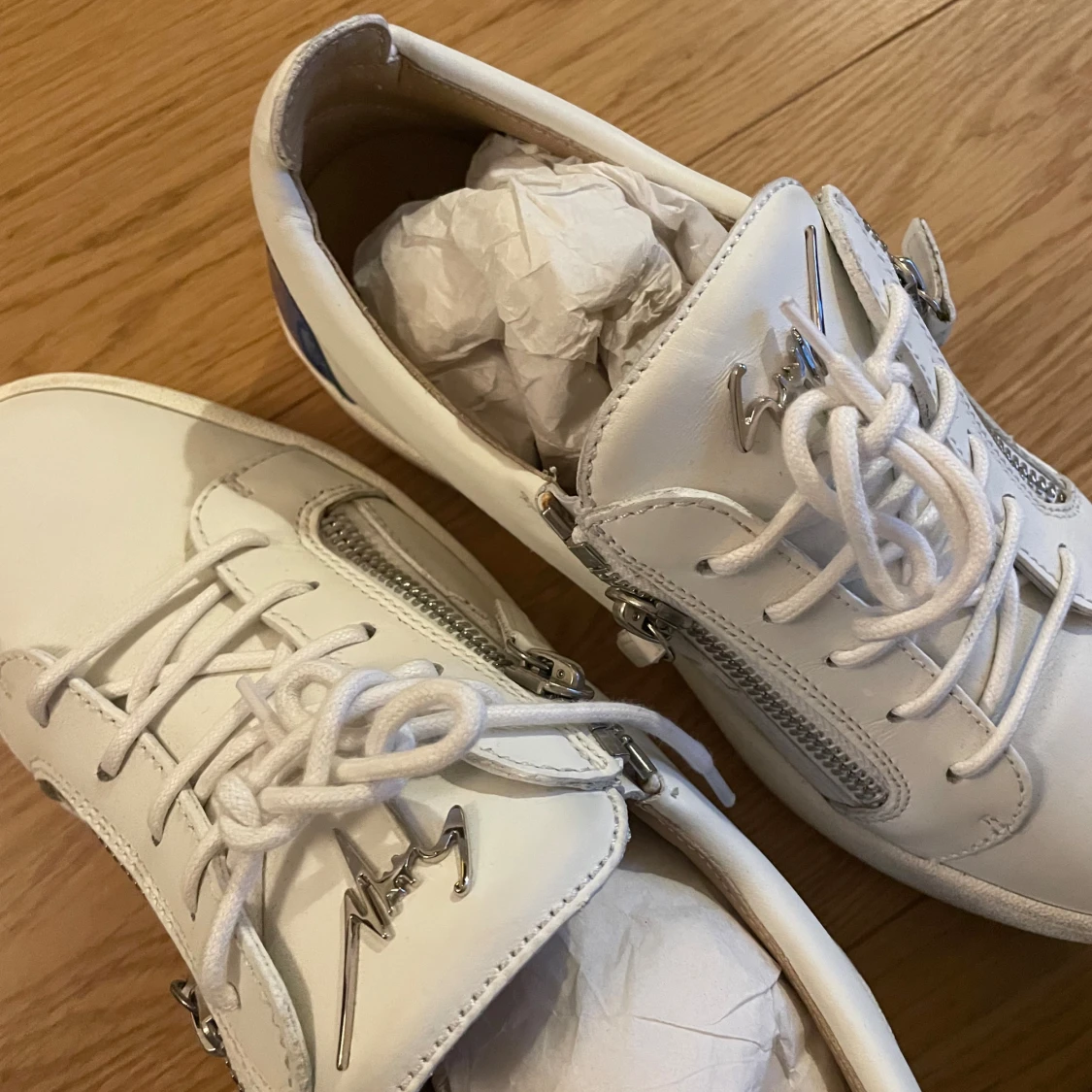 Giuseppe Zanotti vita sneakers med blå detalj - 1