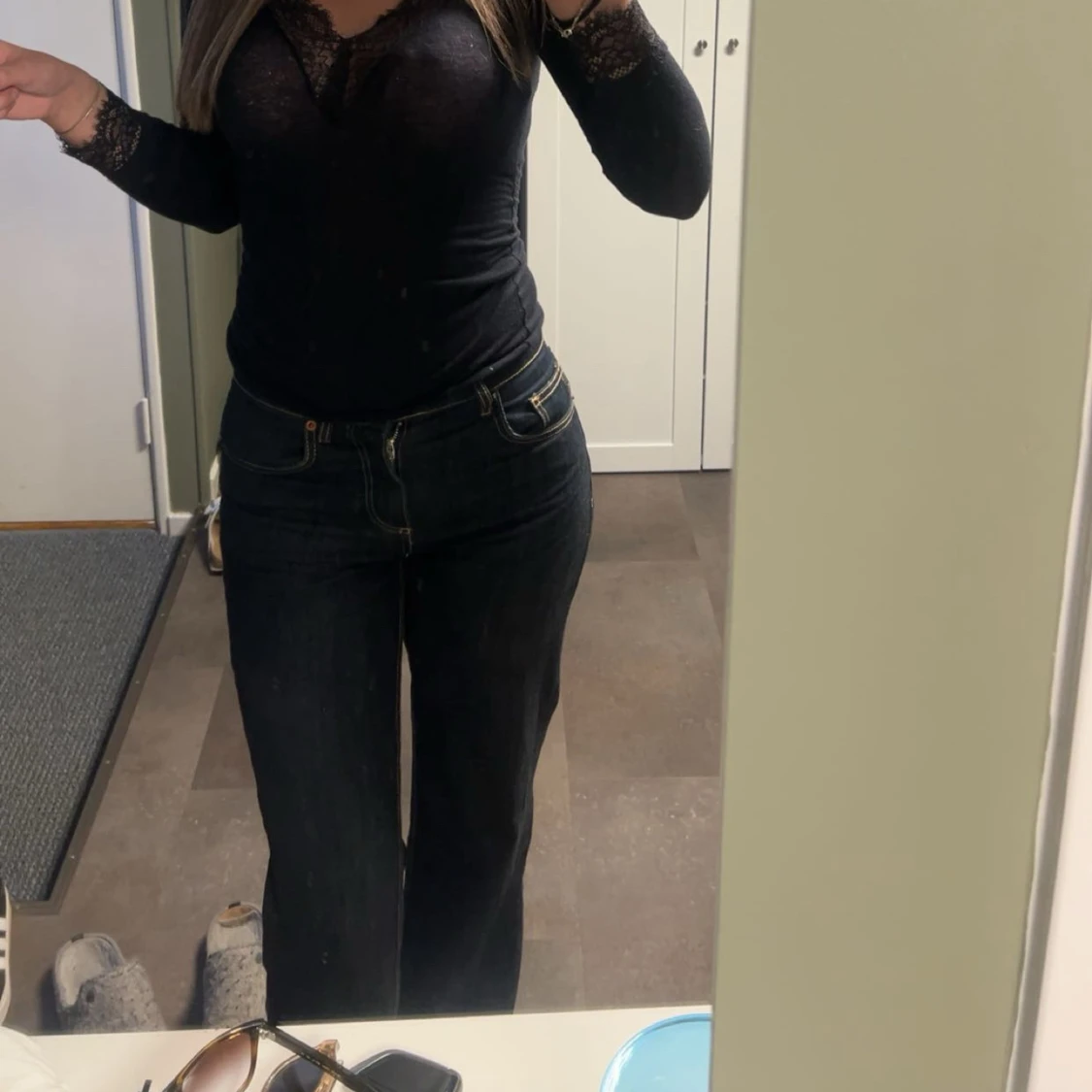 Mörkblå raka jeans med kontrastsömmar - 1