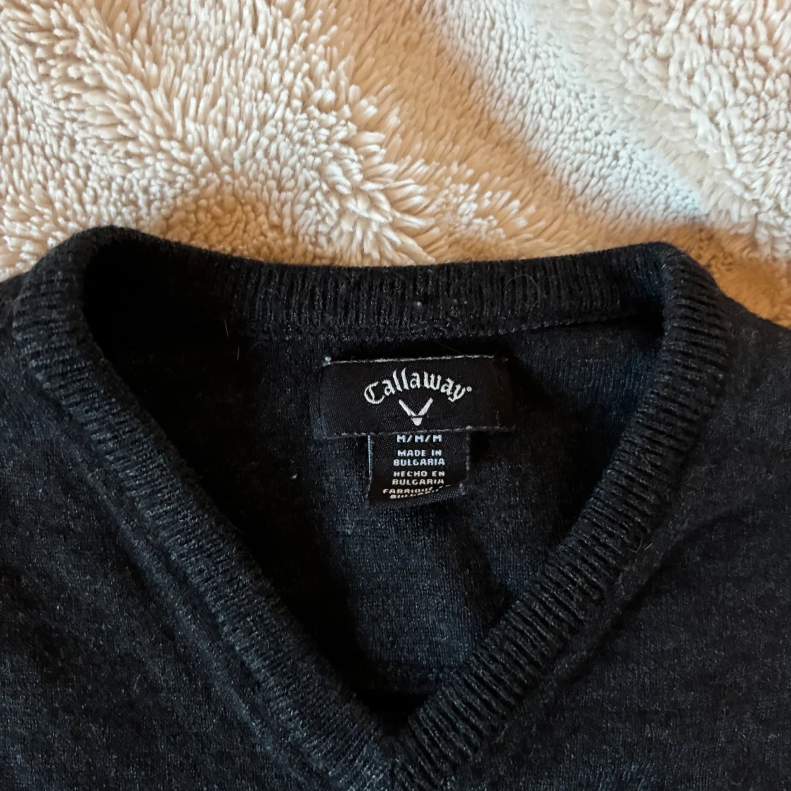 Mörkgrå v-ringad tröja Callaway M - 1