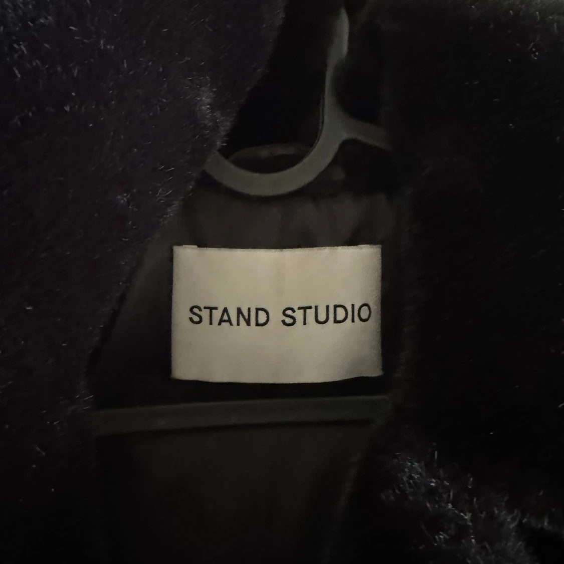 Svart pälsjacka från Stand Studio - 2