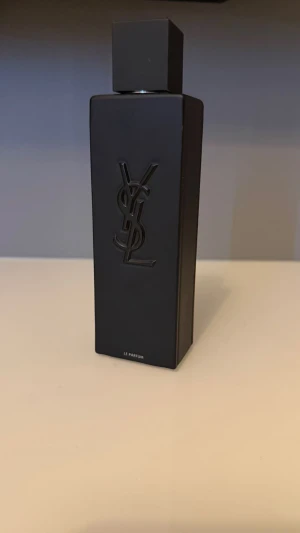 Yves Saint Laurent MYSLF Le Parfum 100ML - Yves Saint Laurent MYSLF Le Parfum. 100ML. Nästan oanvänd