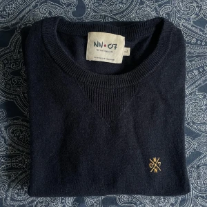 Stickad tröja NN07 - Stickad tröja från NN07. Bra skick och gjord i ull. Storlek L. Skriv om du har några frågor. 