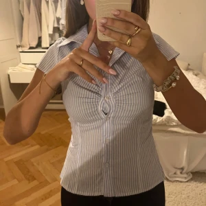 Blåvit randig skjorta med snörning  - söt topp aldrig andvänd 