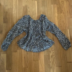 Jättefin blommig blus - Fin svart blus med vita blommor, ganska sval och skönt material
