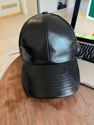 Acne keps - Acne keps med justerbart spänne. 