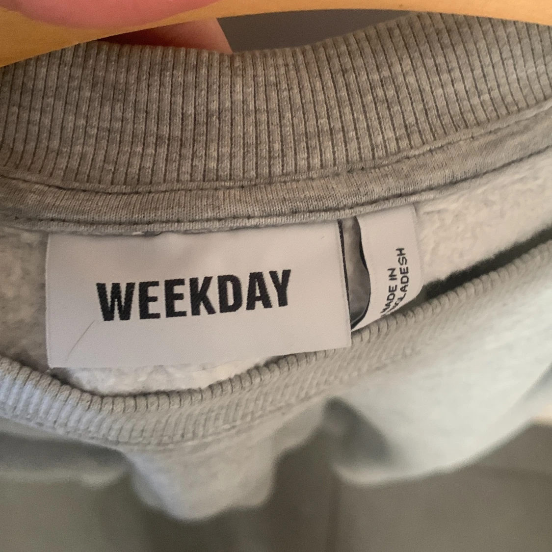 Grå sweatshirt från Weekday - 1