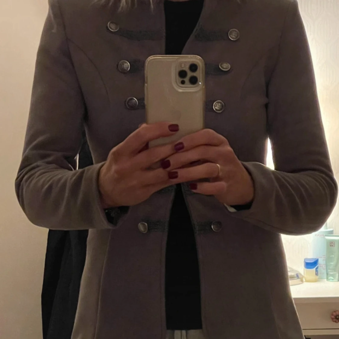 Grå rock med dekorativa knappar - 3