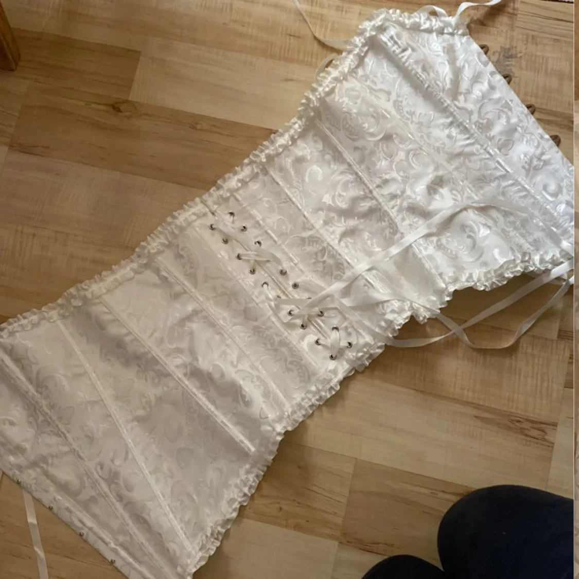 Vit korsett med satinrosett och spets - 2