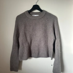 Beige stickad tröja från Zara - Mysig beige stickad tröja från Zara i storlek S den är endast använd 1 gång och den är ganska liten i storleken💕