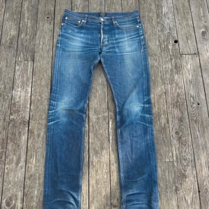 APC Jeans Petit Standard  - Tja! Säljer ett par as feta APC jeans med en as snygg tvätt ! | Skick 9/10 jättebra | Storlek 31 / mått : 110cm längd, 42cm midja, 17cm benöppning | Hör av dig vid några frågor eller funderingar 