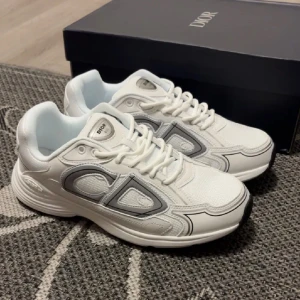 Vita D B30 sneakers - Säljer ett par vita D B30 sneakers. Helt nya. Toppkvalite på skorna. Box ingår när du köper skorna.