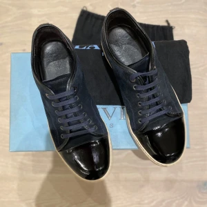 Lanvin Cap Toe - Tja! Säljer nu dessa riktigt feta lanvins i grymt skick💯Storleken är UK 8 vilket motsvarar ungefär storlek 42📏Skorna är mörkblåa och har inga defekter (skick 9/10)‼️Självklart så följer box och och dustbag med på köpet📦Vid frågor och funderingar är det bara att skriva✍️📝💯