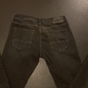 Jacka n jones byxor - As feta jack n jones byxor instrl 31/34. Bara anvönda nån gång och ser stilrena ut. Det är slim fit glenn och dem sitter väldigt fint.