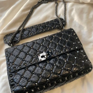 Valentino Rockstud Spike Medium  - Valentino Rockstud Spike medium i jättefint skick. Nypris 32 000 kr.   Mått:  23x16x6.5 