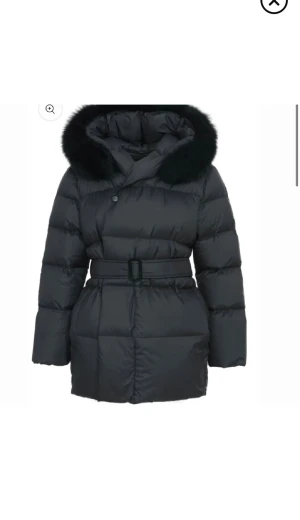 VALENTINA JACKA, fur stockholm - Snygg svart pufferjacka med fluffig päls runt huvan och ett bälte i midjan. Köptes förra vintern men använd sällan. Storlek L men passar M, för fler bilder är de bara och skriv🤍