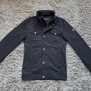 J Lindeberg NY poly field jacket - Säljer denna riktigt feta endast provade j Lindberg Bailey poly field jacketen!⭐️ Storlek XS väldigt sällsynt finns nästan inga exemplar i Xs passar också S!🙌Nypris = 4000kr!🤝Hör gärna av er om ni har funderingar!👍