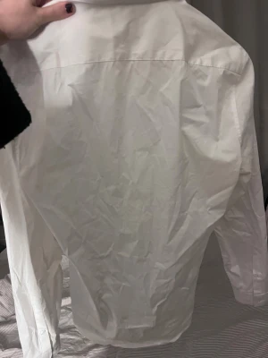 Vit slim fit skjorta från Lindbergh - Vit skjorta från Lindbergh i slim fit-modell, storlek S. Skjortan har klassisk krage, långa ärmar och knäppning framtill. Materialet är Superflex för extra rörelsefrihet och känns mjukt mot huden. Perfekt för dig som gillar stilrena och enkla plagg. Endast använd en gång och nypris är 700kr