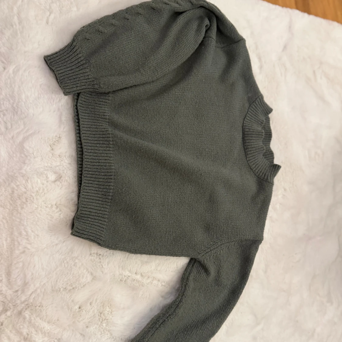 Grå stickad tröja med flätmönster - 1