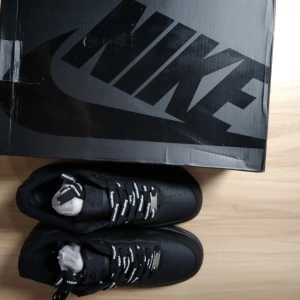 Nike Air Force 1 x Supreme svarta sneakers - Pris kan diskuteras vid snabbaffär