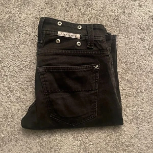 Tramarossa jeans - Sjukt snygga jeans från Sartoria Tramarossa. Nypris på dessa ligger på hela *5000kr*, men jag säljer dem för endast 549kr. Storlek 29, modell - Slim. Tyvärr saknar en knapp på jeansen (möjligtvis 2). Men det är ingen riktig skillnad egentligen då det inte är översta knappen. Pris är självklart diskuterbart!! 🫠🫠