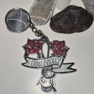 Jättefin ny Odd Molly nyckelring!  - Superfin den klassiska odd molly nyckelring i större modell! Snygg även att hänga på väskan.                           Ny/oanvänd!                              Djur och rökfritt hem