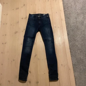 Replay jeans  - Säljer nu dessa riktigt snygga Replay Jeansen! De har en riktigt snygg fade och är inte använda så mycket så de är i väldigt bra skick. Bara att skriva vid frågor! 