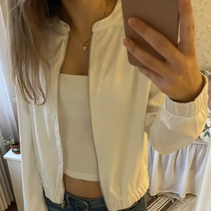 Bomberjacka Vero Moda - Såå fin bomberjacka från Vermoda. Mycket bra skick, inga fläckar eller defekter💕