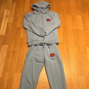 Hugo boss dress  - Skön och snygg Hugo boss dress,ända felet är att snörena är borta men det syns inte annars är den bra och oanvänd 