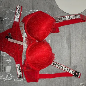 Victoria's Secret Bh & Trosor - Superfin röd set från Victoria's Secret med spetsdetaljer och glittriga axelband där det står 'Victoria's Secret'. matchande trosa med spets och samma glittriga band. Perfekt för dig som vill sticka ut. Dessa är aldrig använda 