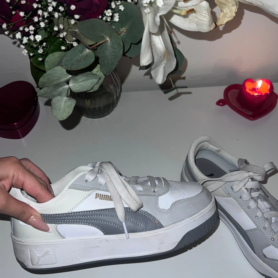 Vita och grå sneakers från Puma - 1