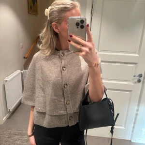Poncho från Zara - Hej 💕jag säljer min poncho som jag aldrig har använt tyvärr. Den är exakt som en ny! Skriv direkt om ni har några frågor eller vill se mer bilder! 🫶🏼