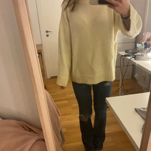 Ljusgul stickad tröja  - Supermysig ljusgul stickad som är overzised men i storlek xxs💕