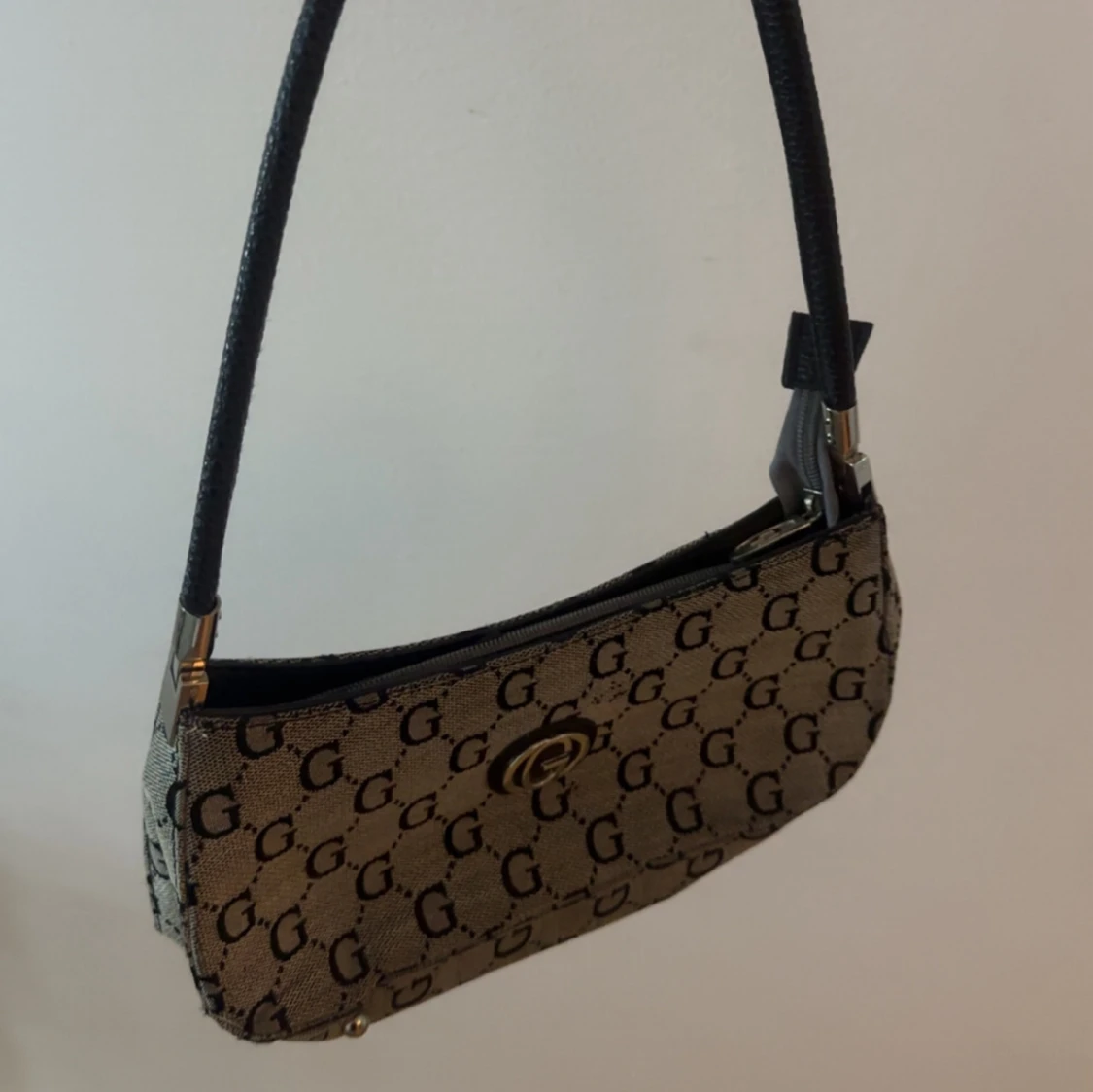 Beige axelväska från Guess