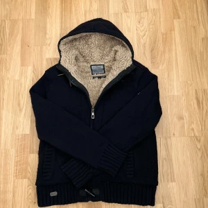 Stickad cardigan med päls - Riktigt snygg stickad cardigan med päls perfekt inför det kallare dagarna. Storlek L, inga defekter förekommer. För mer frågor eller funderingar är det bara att höra av sig!