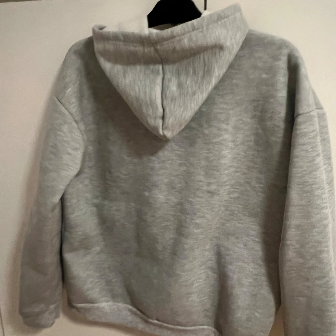 Grå hoodie från NOFS med tryck - 1